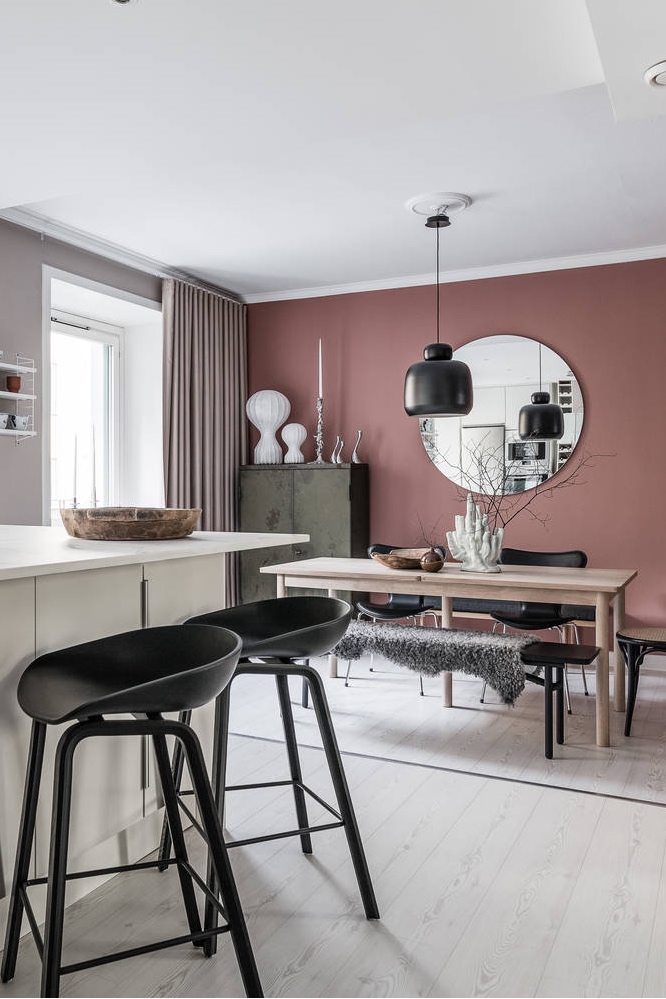 Интерьер квартиры в стиле минимализм с розовыми стенами