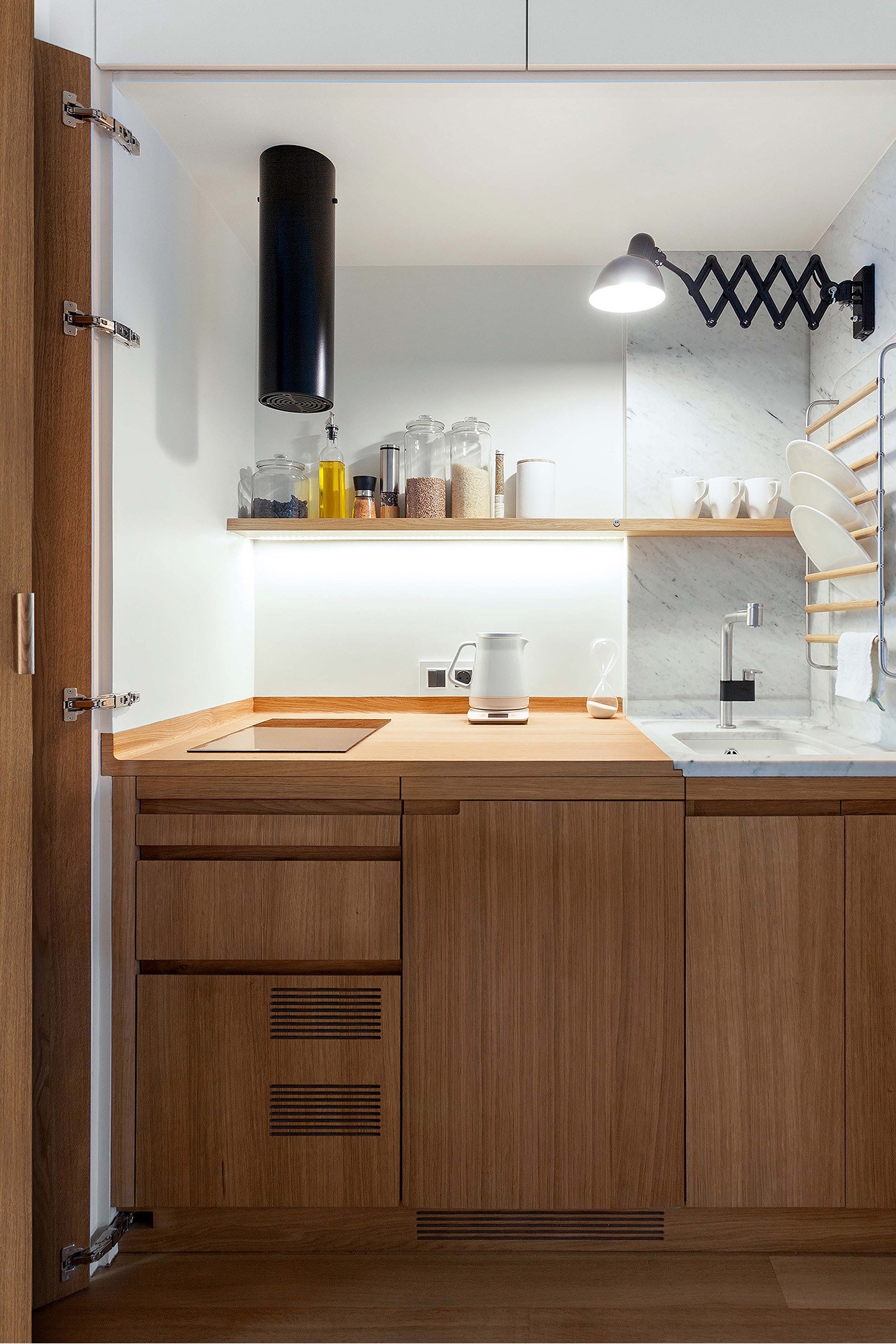 Московская квартира студия-трансформер с кухней в шкафу