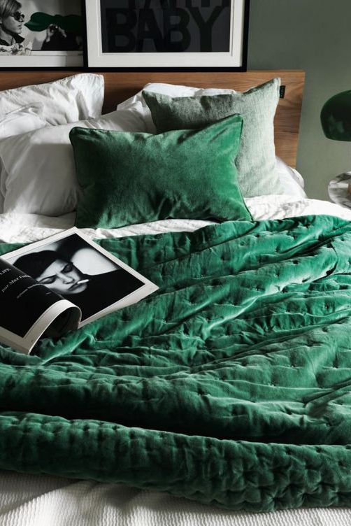 6 причин для изумрудного оттенка в интерьер спальни