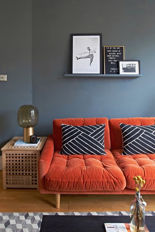 7 идей, как гармонично вписать яркий диван в интерьер