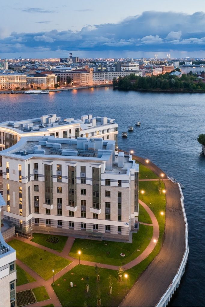 С собственной бухтой и с видом на центр города: апартаменты «Royal Park»