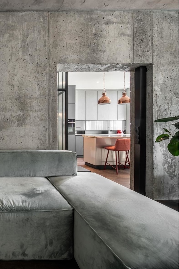 Необычное сочетание: функциональный интерьер квартиры с бетонными стенами и мраморными столешницами