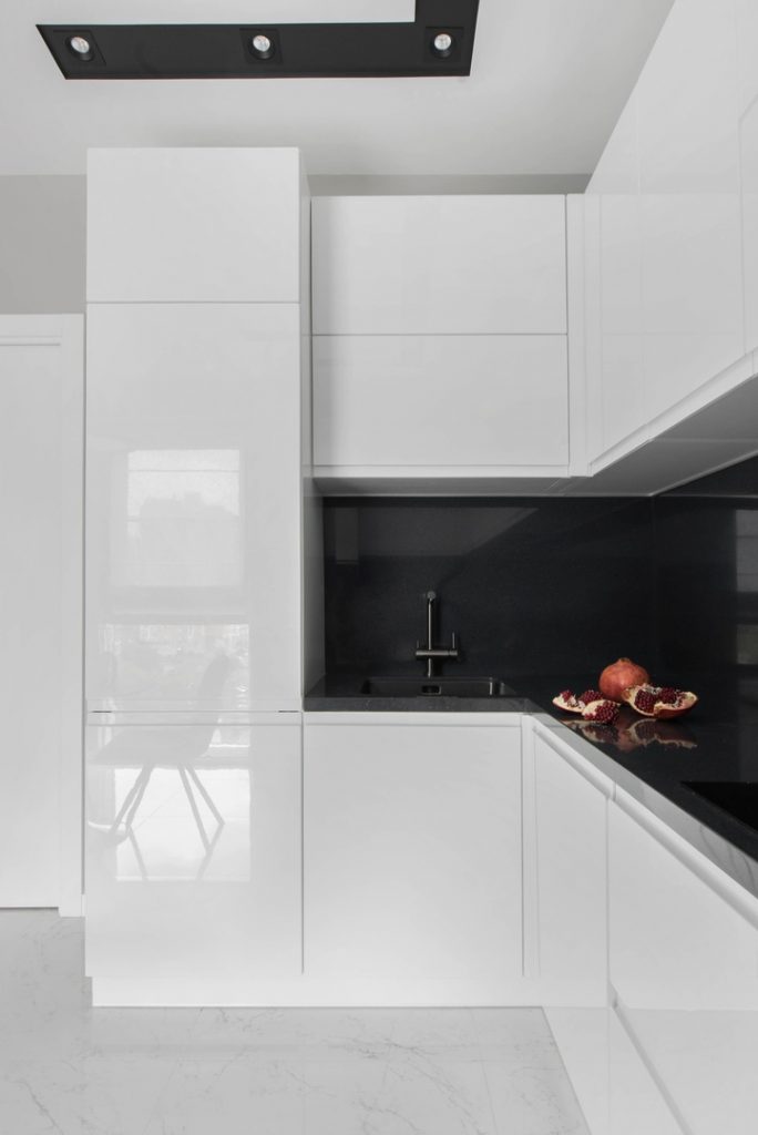Монохромный минимализм: стильный интерьер квартиры площадью 91 м²