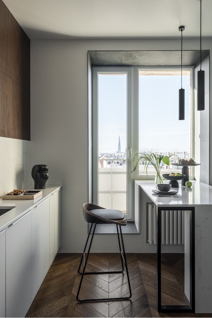 Нескучный белый: стильный интерьер однокомнатной квартиры площадью 35 м² с видом на Лахту