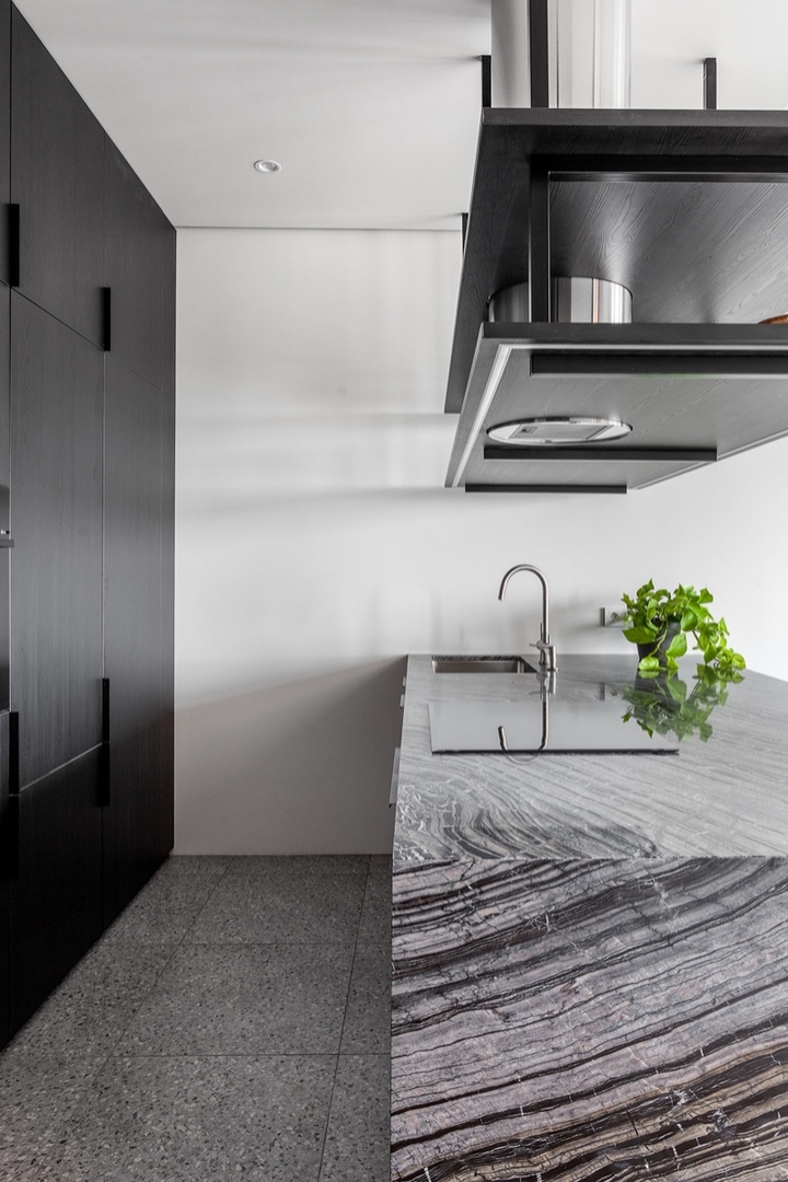 Истинный минимализм: легкий и современный интерьер квартиры площадью 44 м²