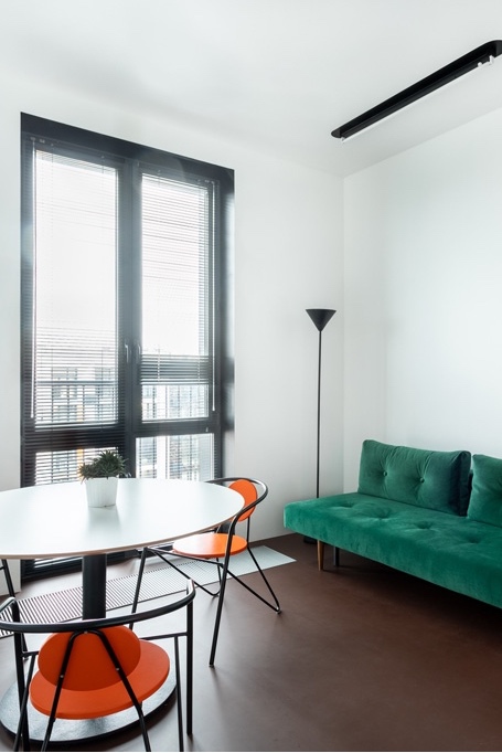 Авангард в интерьере: квартира площадью 45 м² в смелом стиле и цвете