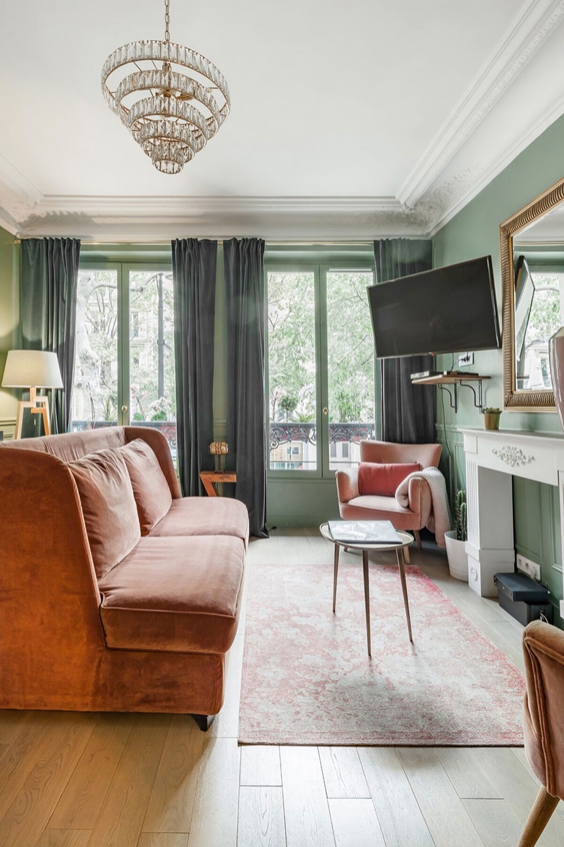 Зеленые стены и розовые фламинго: стильный интерьер квартиры с особенной атмосферой в Париже