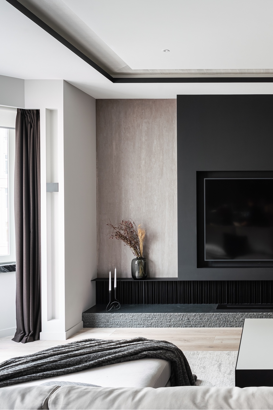 Благородная простота: минимализм и нейтральная палитра в безупречном интерьере квартиры площадью 111 м²