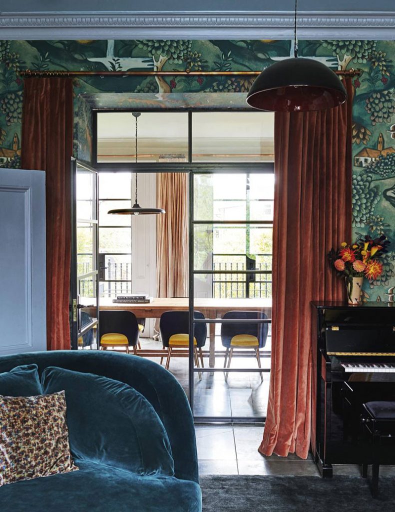 В качестве вдохновения: игра цвета и викторианский стиль в современном интерьере дома в Лондоне