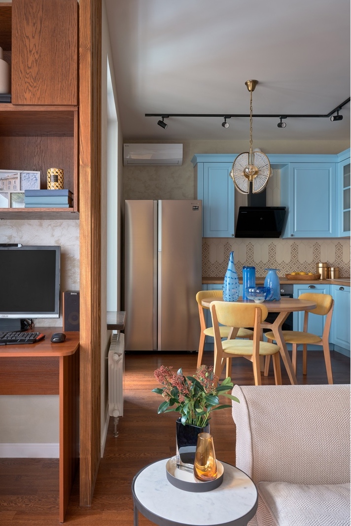 Сочетание голубого и желтого: интерьер однокомнатной квартиры площадью 34 м² в жизнерадостных тонах
