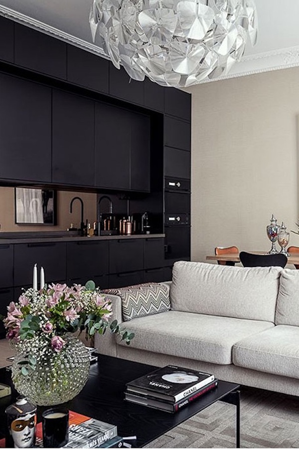 Черная кухня, кремовые стены: элегантный современный интерьер квартиры площадью 74 м²