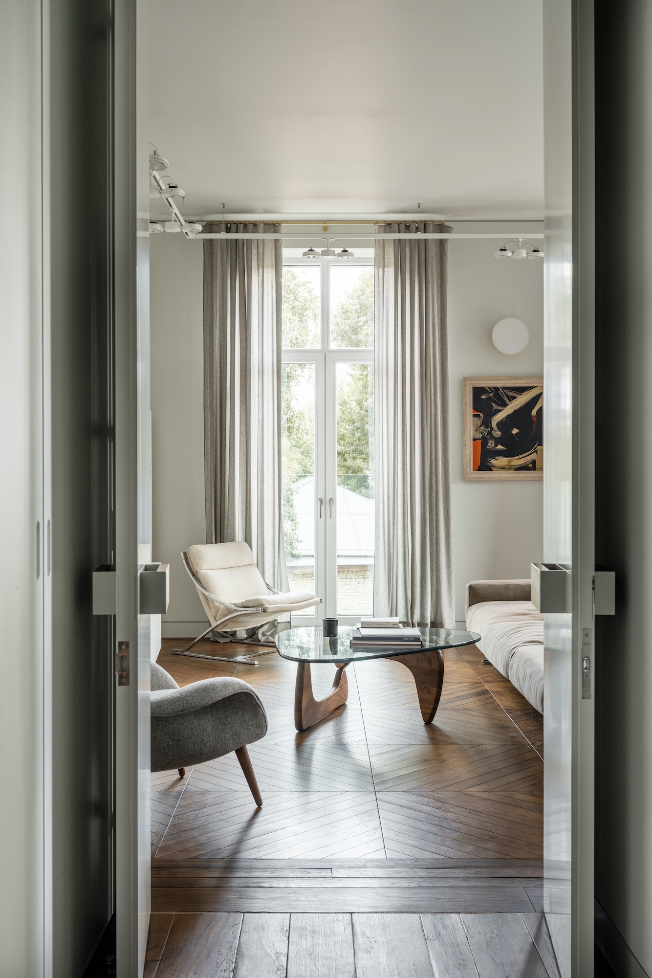 Строгий шалфейный интерьер квартиры с элементами парижского стиля