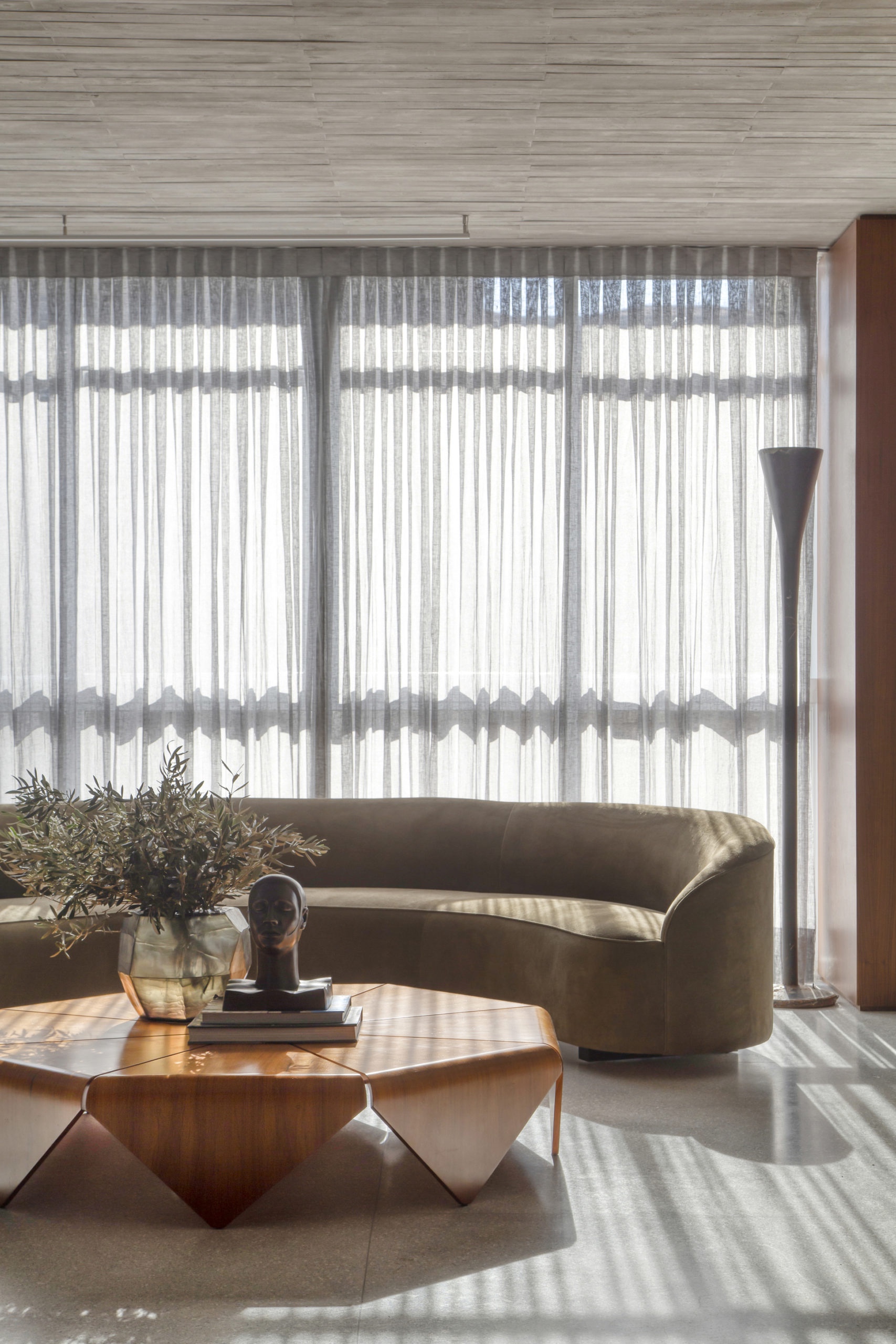 Бетон и дерево: эффектный минималистичный интерьер квартиры, вдохновленый эстетикой модернизма