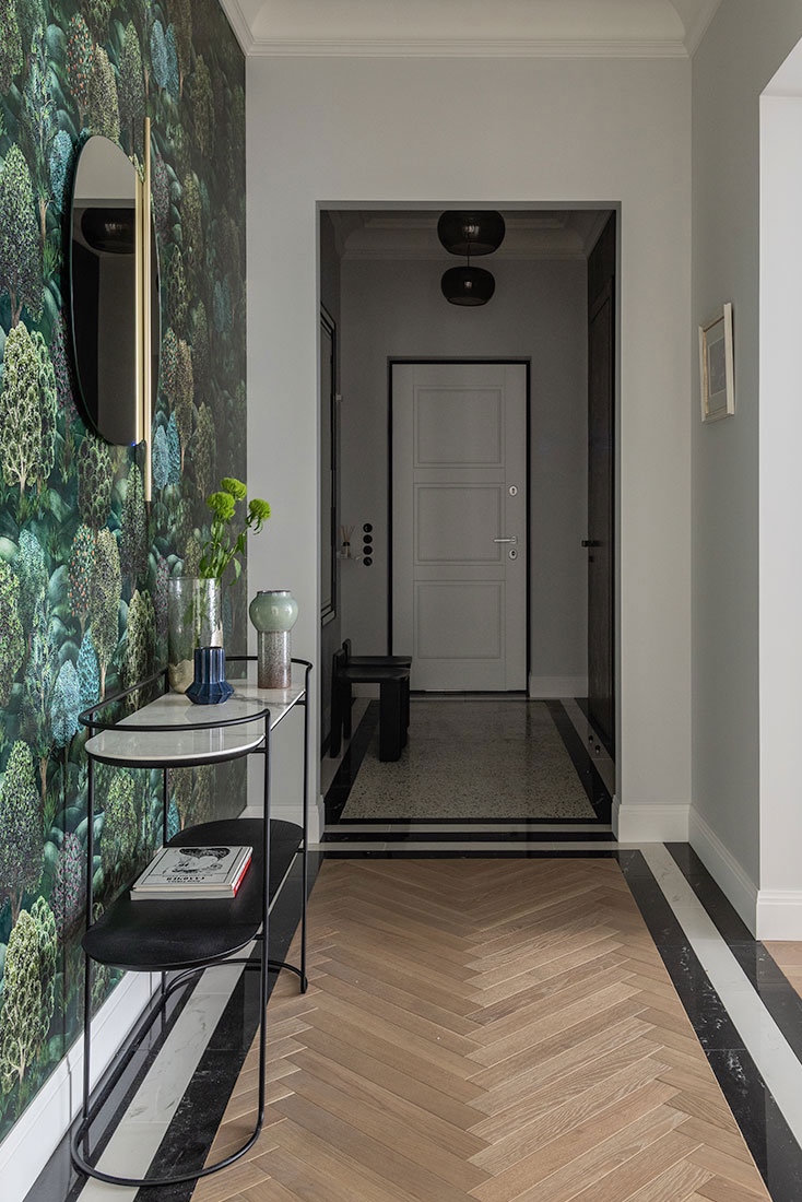 Неоклассика и обои с растительным принтом: стильный интерьер квартиры площадью 100 м²