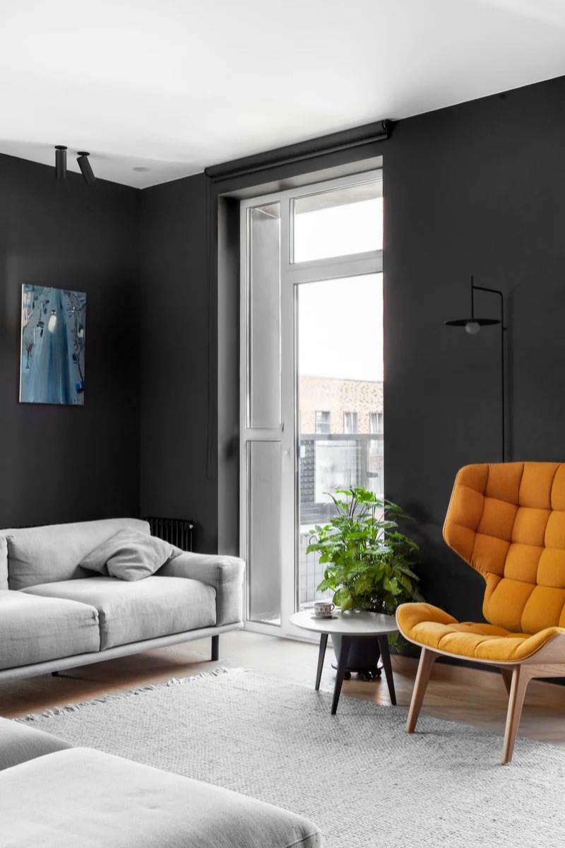 Черные стены и дерево: стильный и смелый интерьер квартиры в Москве
