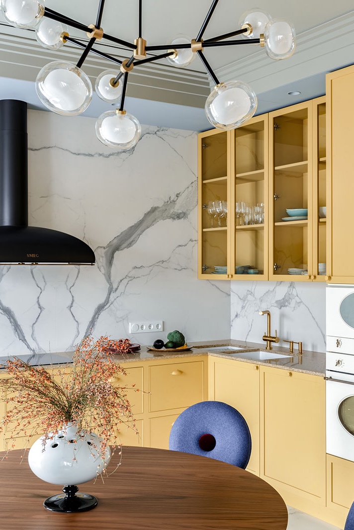 Цвет в интерьере: стильный светлый интерьер квартиры с желтой кухней